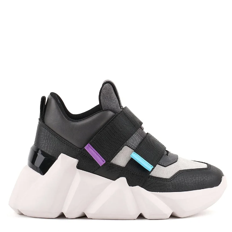 Smart - Tech Women's Sneakers with Fitness Tracking Features for Active Lifestyle EnthusiastsSpace Kick Smart - Tech Women's Sneakers with Fitness Tracking Features for Active Lifestyle EnthusiastsSpace Kick