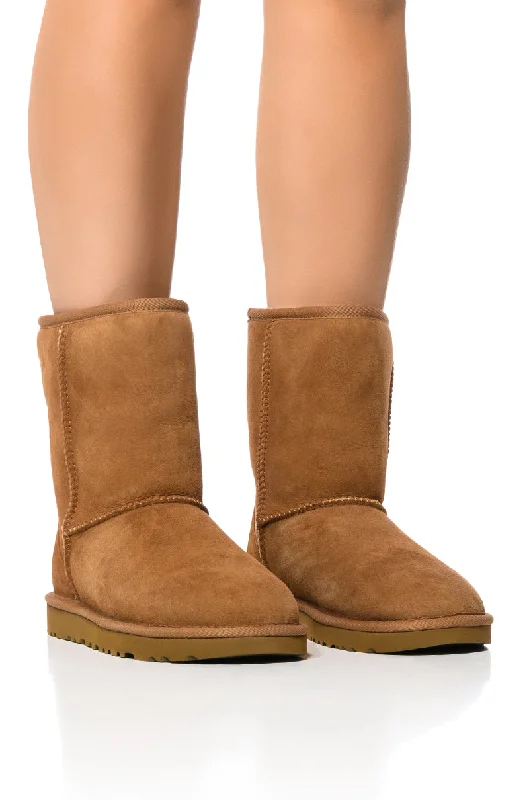 Women's Ankle Boots with Cut - Out Details in Beige for a Unique and Stylish EdgeUGG CLASSIC SHORT II BOOTIE IN CHESTNUT Women's Ankle Boots with Cut - Out Details in Beige for a Unique and Stylish EdgeUGG CLASSIC SHORT II BOOTIE IN CHESTNUT
