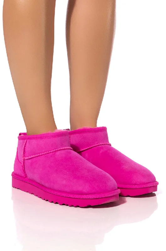 Women's Platform Chelsea Boots in Black for a Modern and Fashion - Forward AppearanceUGG CLASSIC ULTRA MINI Women's Platform Chelsea Boots in Black for a Modern and Fashion - Forward AppearanceUGG CLASSIC ULTRA MINI