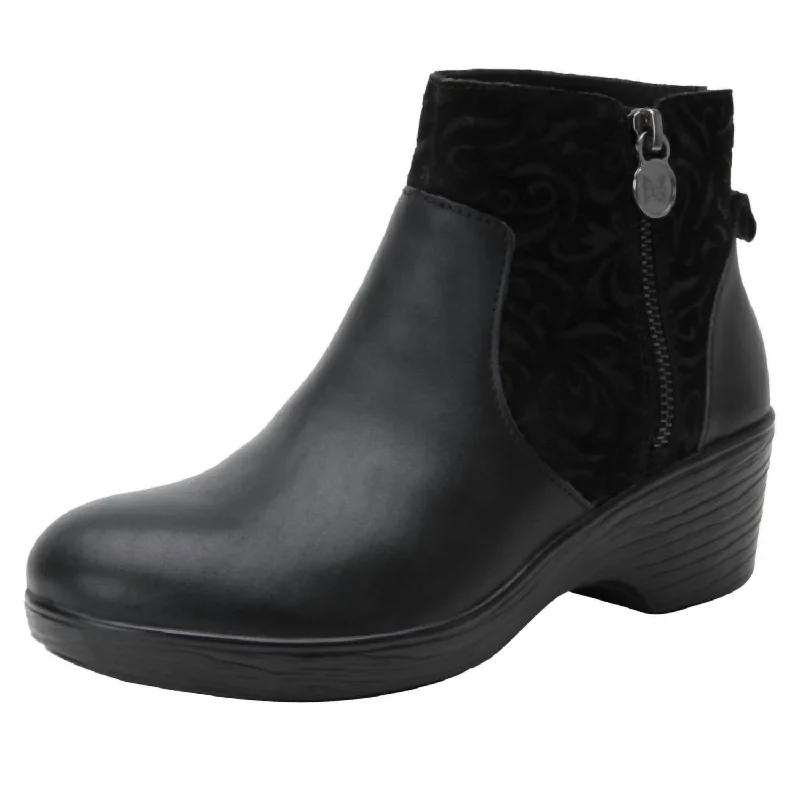 Women's Fur - Trimmed Snow Boots in White for a Stylish and Practical Winter ChoiceWomen's Fashion Boots In Deluxe Women's Fur - Trimmed Snow Boots in White for a Stylish and Practical Winter ChoiceWomen's Fashion Boots In Deluxe