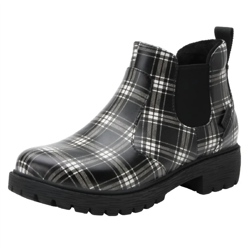Women's Ankle Boots with Cut - Out Details in Beige for a Unique and Stylish EdgeWomen's Fashion Boots In Plaid Women's Ankle Boots with Cut - Out Details in Beige for a Unique and Stylish EdgeWomen's Fashion Boots In Plaid