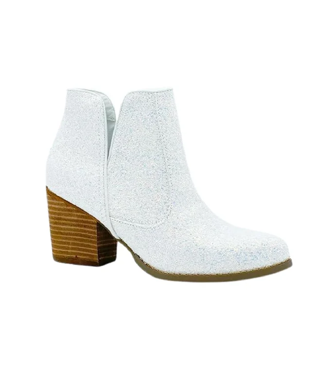 Women's Thigh - High Stretch Boots in Black for a Sexy and Alluring OutfitWomen's Fiera Booties In White Women's Thigh - High Stretch Boots in Black for a Sexy and Alluring OutfitWomen's Fiera Booties In White