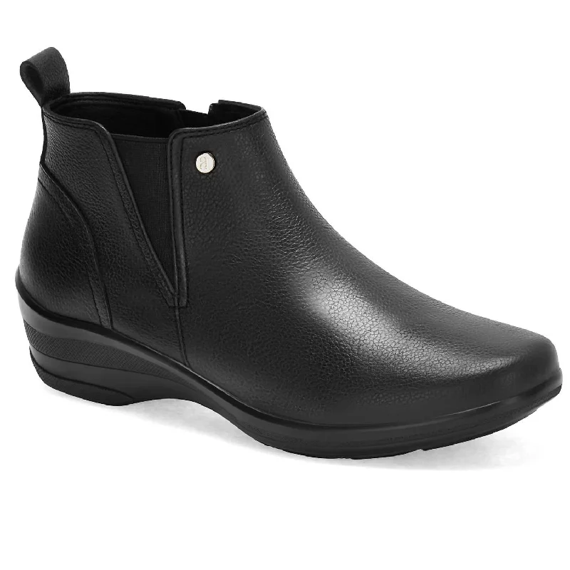 Women's Over - the - Knee Suede Boots in Taupe for a Stylish and Sophisticated OutfitWomen's Leather Versatile Booties In Black Women's Over - the - Knee Suede Boots in Taupe for a Stylish and Sophisticated OutfitWomen's Leather Versatile Booties In Black