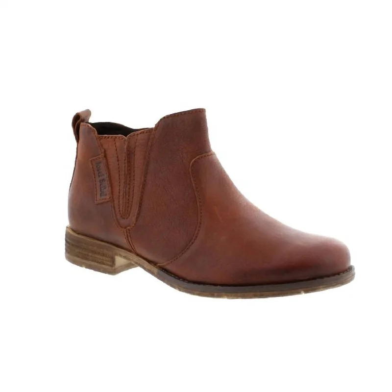 Women's Knee - High Lace - Up Boots in Brown with Buckle Accents for a Western VibeWomen's Sienna 45 Chelsea Boot In Camel Women's Knee - High Lace - Up Boots in Brown with Buckle Accents for a Western VibeWomen's Sienna 45 Chelsea Boot In Camel