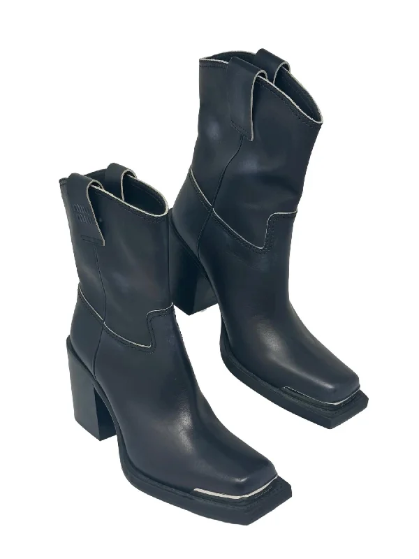 Women's Chunky - Heeled Chelsea Boots in Gray for a Casual and Trendy Everyday LookWomen's Tronchetti Calfskin Western Booties In Black Women's Chunky - Heeled Chelsea Boots in Gray for a Casual and Trendy Everyday LookWomen's Tronchetti Calfskin Western Booties In Black